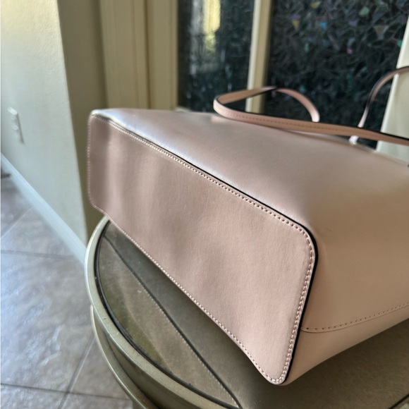 Kate Spade
EUC Kate Spade Sawyer Street
Maxi Tote - Picture 7 of 11